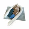 Absorbenter i hög. Dukar i botten och vit absorberingsorm ovanpå.