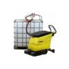 Skurmaskin parkerad framför IBC-tank för att tömma vätska med pumpen.