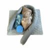 Absorberingsmaterialet i hög med dukar, handskar, granulat och absorberingsorm.